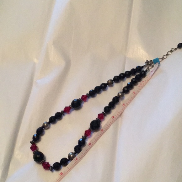 Vintage beaded necklace with red and black faceted beads and silvertone accents. - Picture 7 of 10